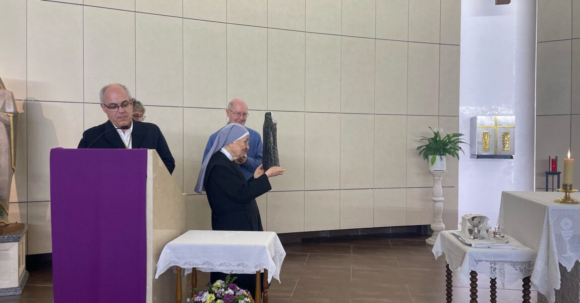 ENTREGA IMAGEN DE LA VIRGEN A LAS HERMANITAS DE LOS POBRES