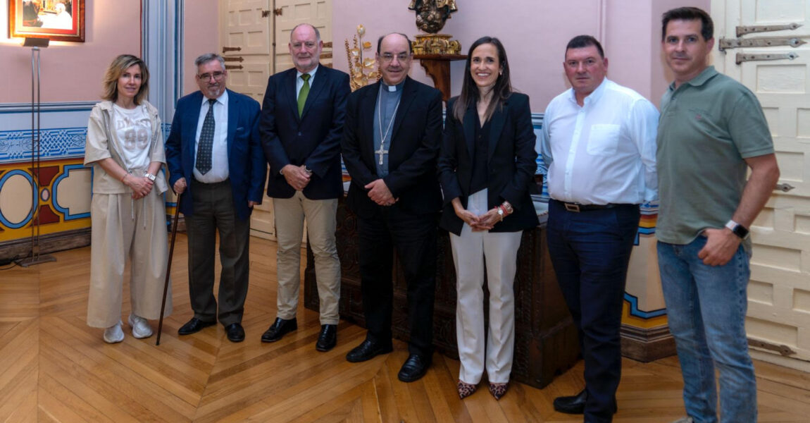 EL ARZOBISPO DE PAMPLONA RECIBE A LA NUEVA JUNTA DE GOBIERNO DE LA HERMANDAD DE LA PAZ Y CARIDAD
