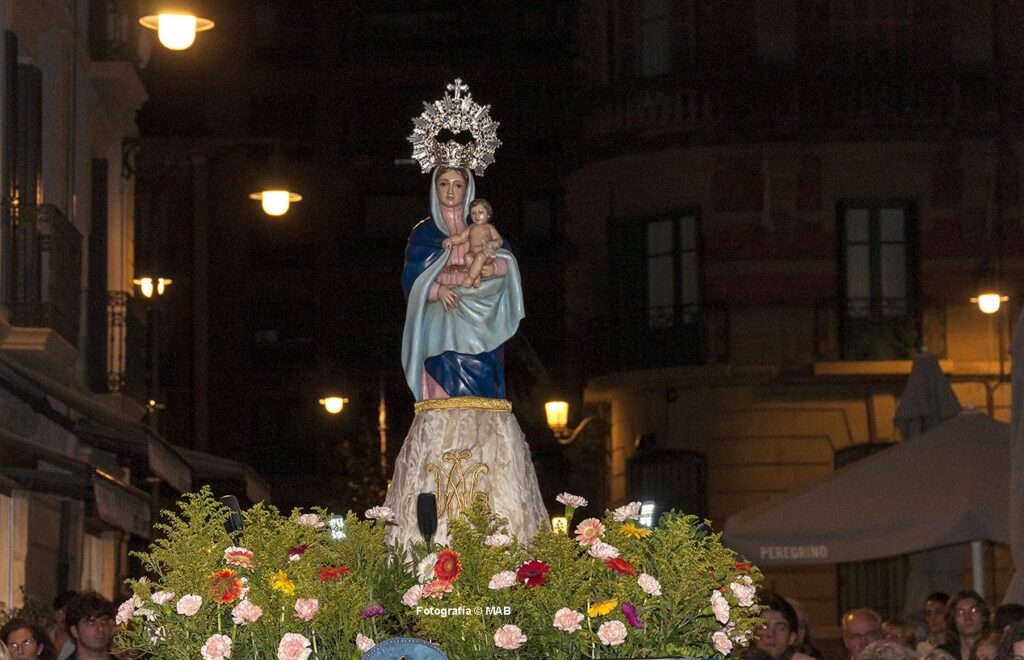 PROCESIÓN Y ROSARIO DE CRISTAL